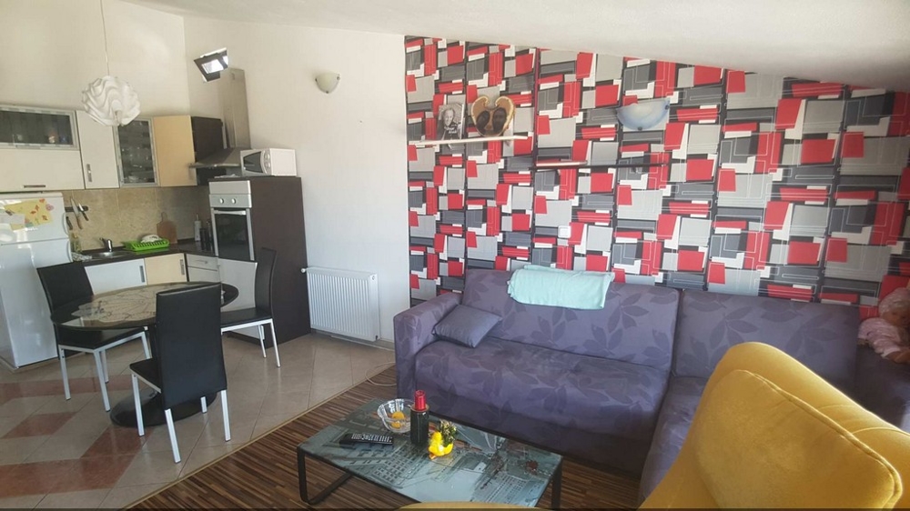 Dále obývací pokoj s posezením a výhledem do kuchyně