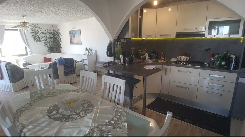 Obývací a jídelní kout s kuchyňským koutem z H1448