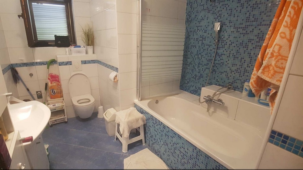 Koupelna s vanou a toaletou