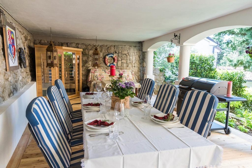 Jídelna s výhledem do zahrady na kryté terase