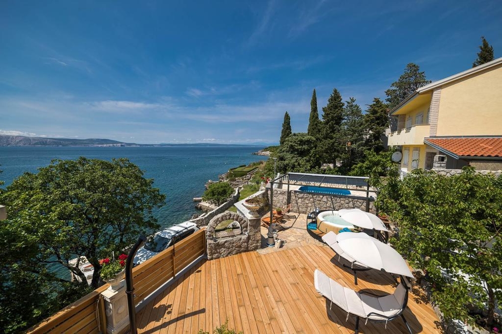 Pohled na sluneční terasu s výhledem na moře