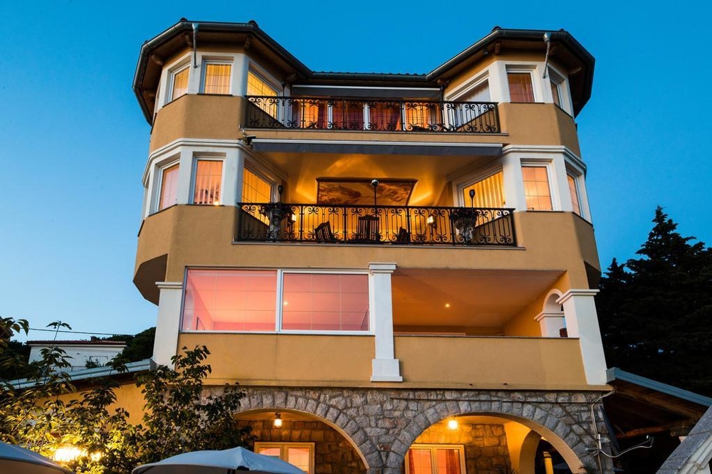 Dům v noci s výhledem zezadu z terasy