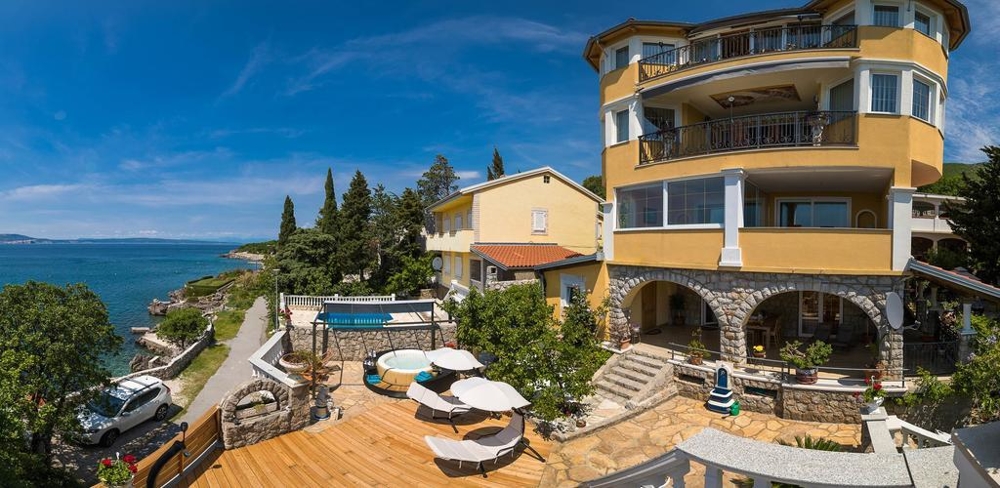 Pohled na zadní část domu s balkonem v Chorvatsku