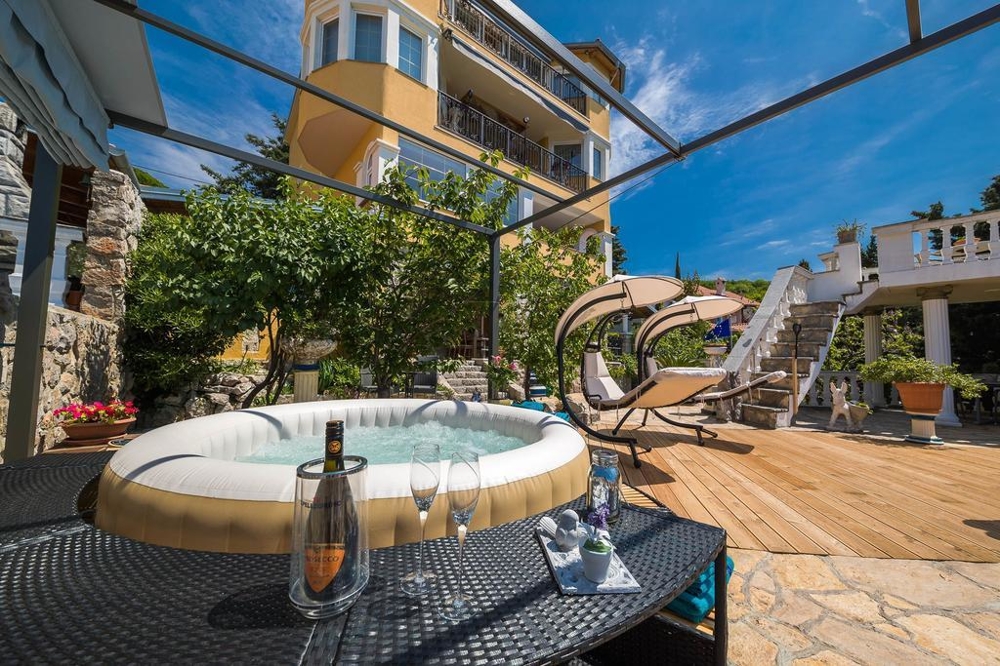 Výhled na terasu s vířivkou a salonkem