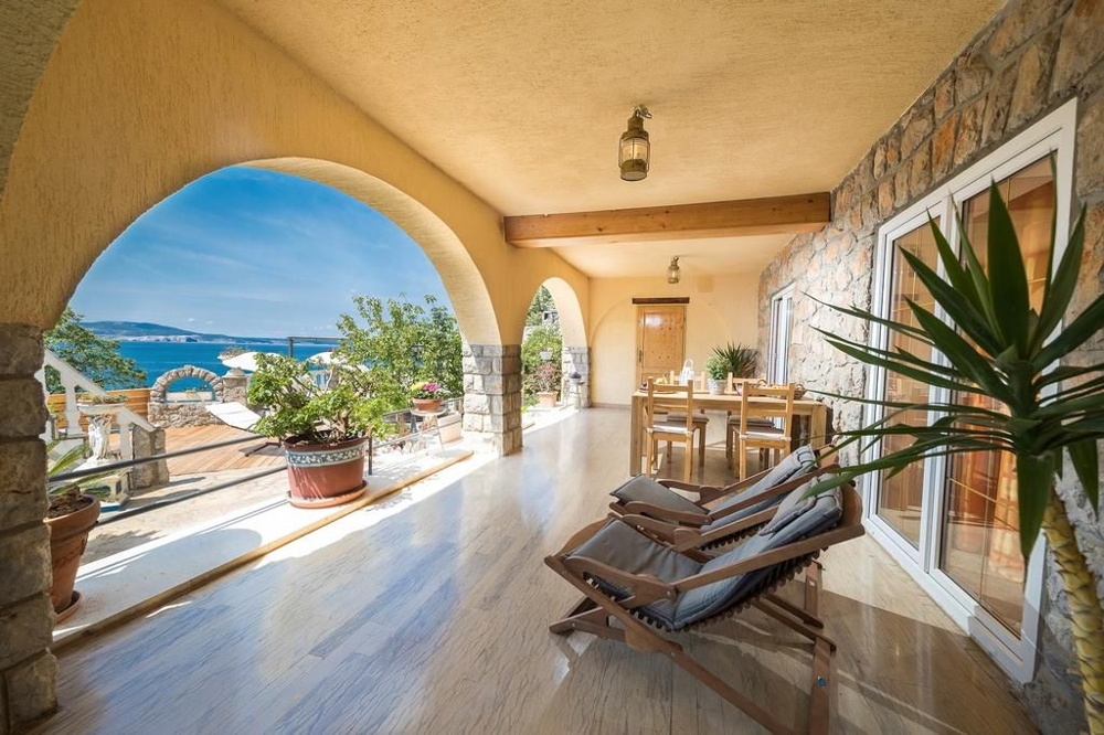 Krytá terasa s vysoce kvalitní podlahou v Chorvatsku