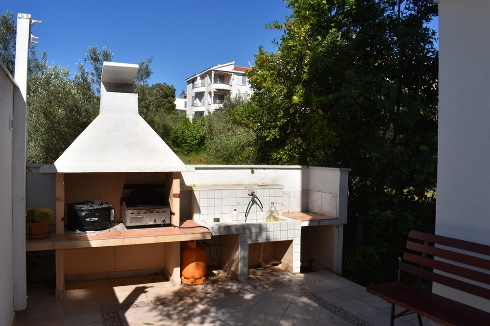 Další ložnice s otevřenými balkonovými dveřmi a výhledem do zahrady