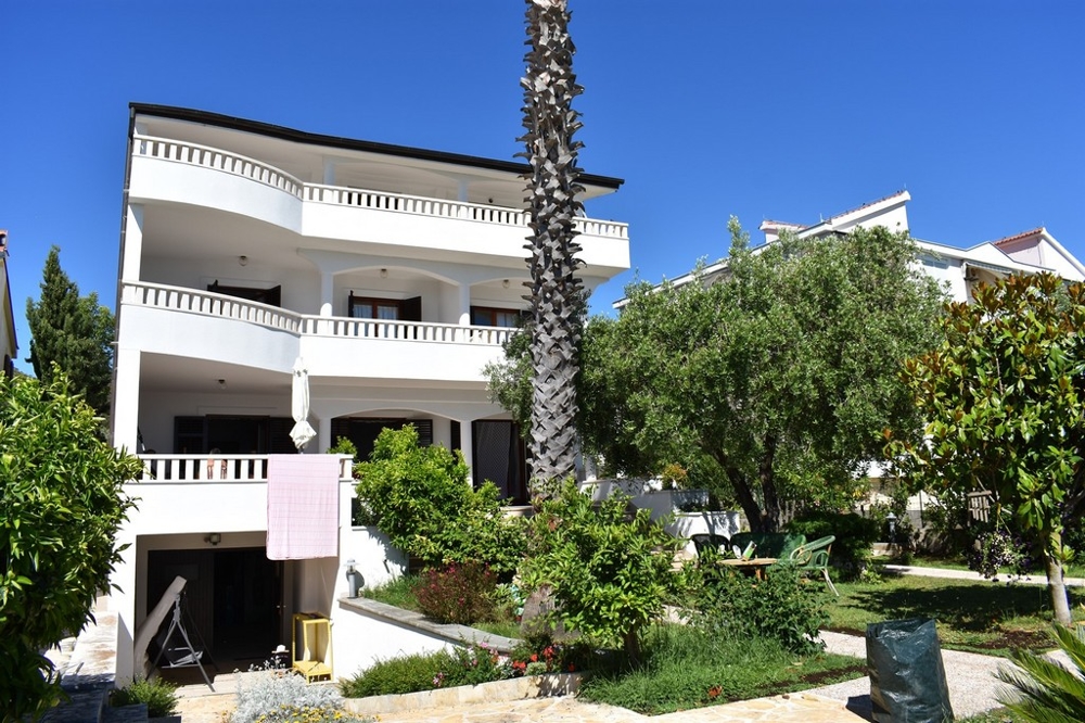 Výhled z horního patra do zahrady a na moře