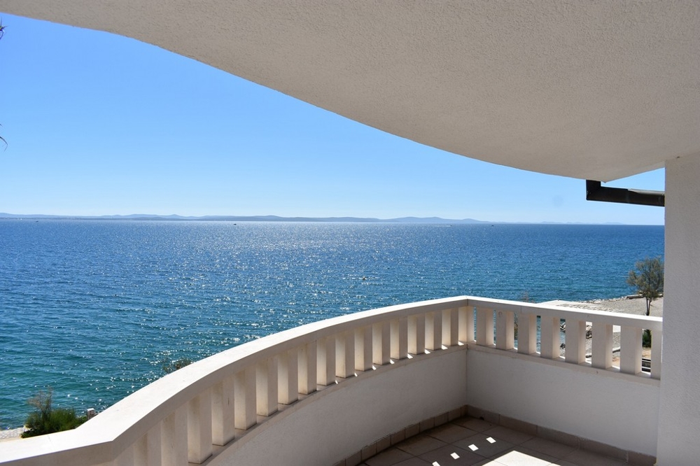 Výhled z domu do dvora se zahradou v Chorvatsku