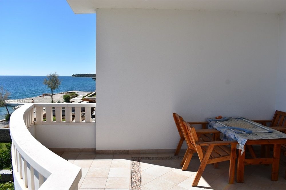 Pohled na přední část domu s balkony a garáží