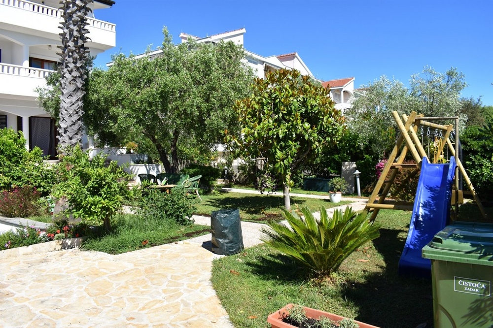 Pohled na jídelnu se vstupem na terasu