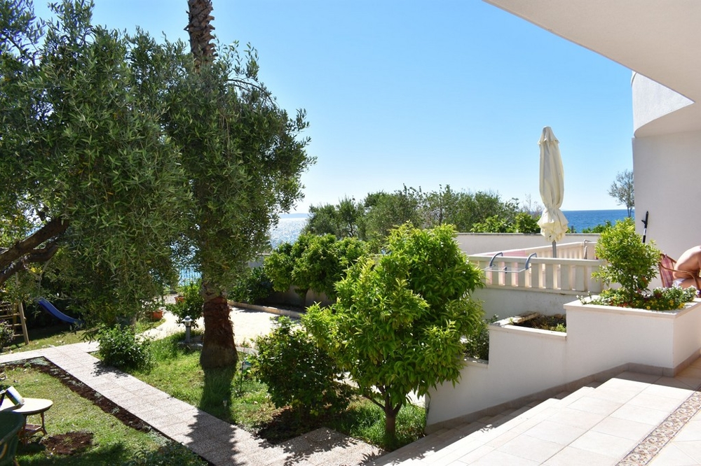 Obývací pokoj nemovitosti s oknem