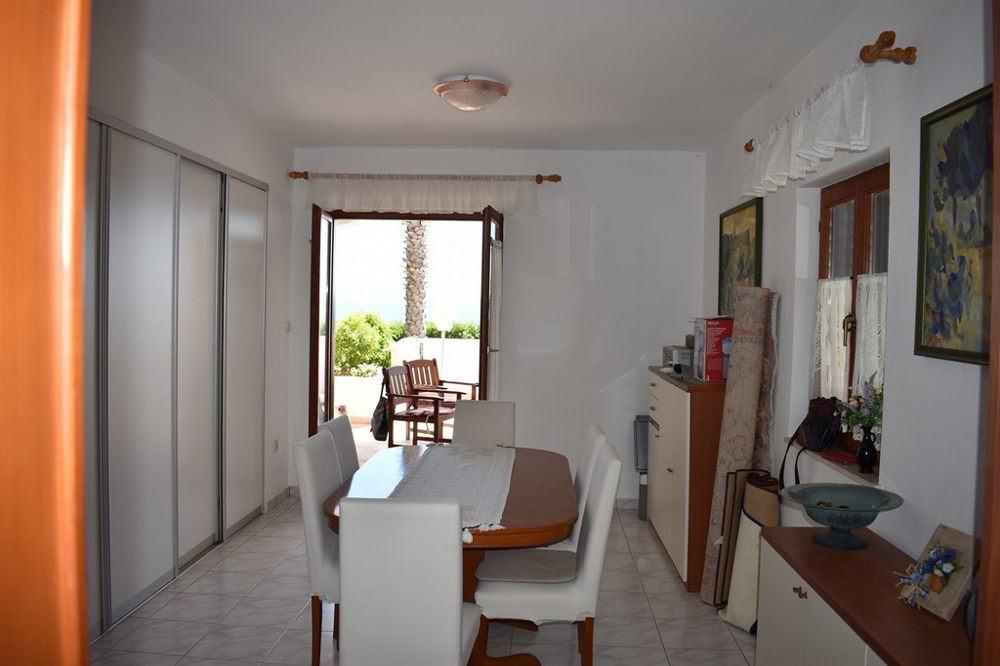 Kuchyňský kout s malým barem a přístupem na balkon