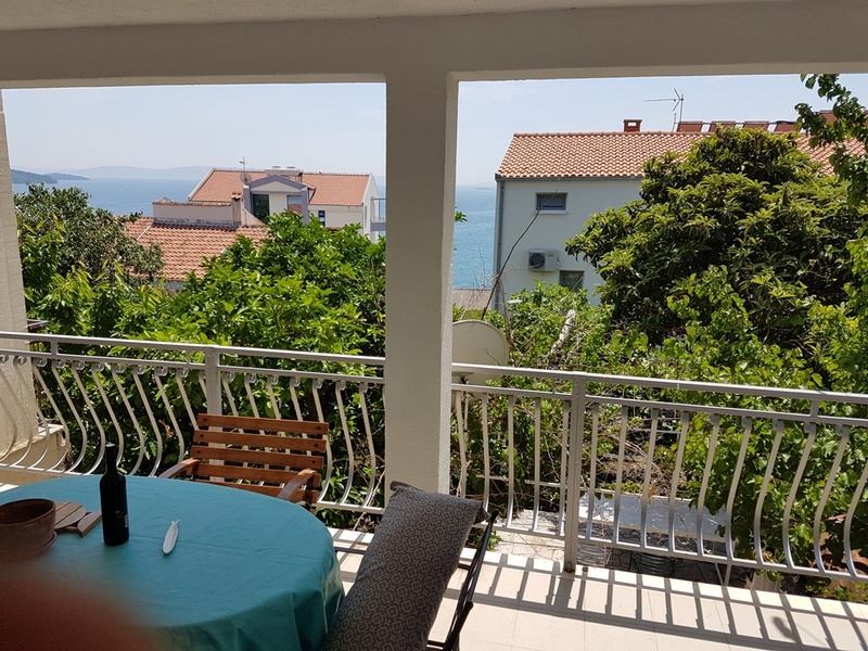 Pohled na posezení na terase v zahradě s výhledem na dům