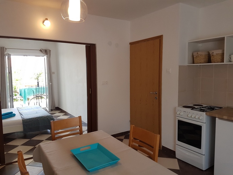 Jídelna s velkým jídelním stolem v objektu