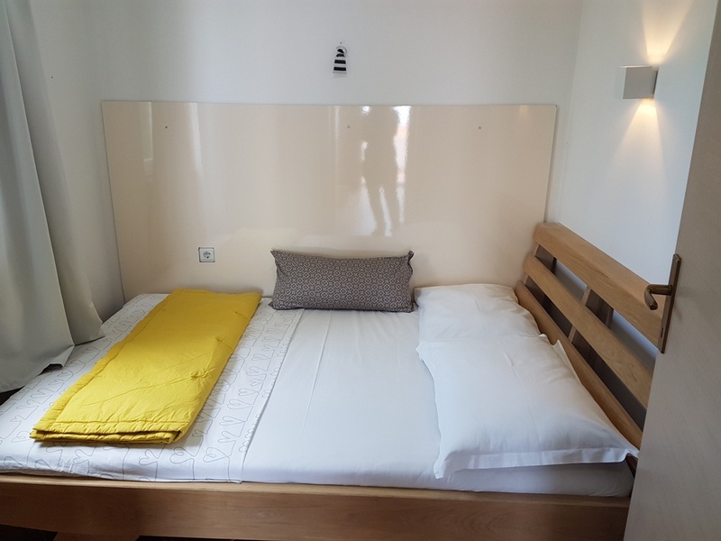 Koupelna objektu se sprchovým koutem a toaletou