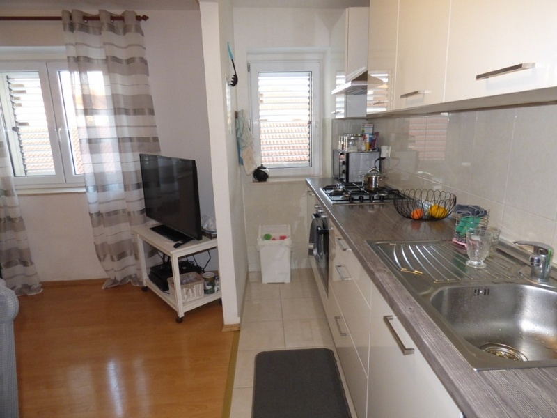 Kuchyň s funkčním nábytkem.