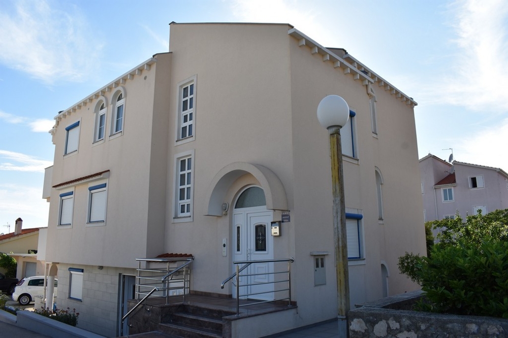 Zadní část nemovitosti H1500, která je na prodej v Chorvatsku nedaleko Zadaru.