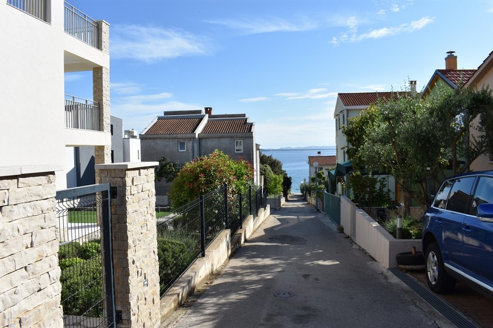 Cesta k moři z objektu H1500 v Zadarské oblasti, Chorvatsko.