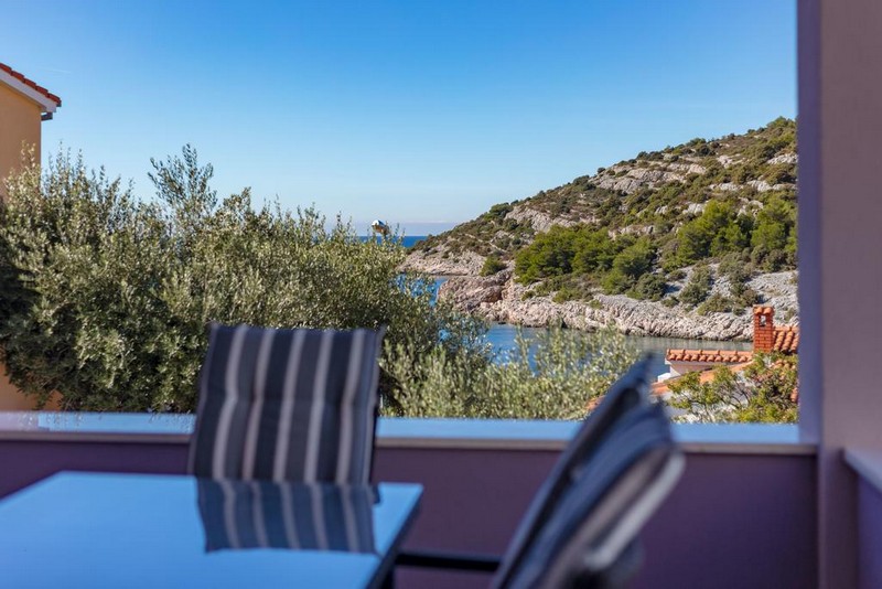 Výhled na moře z terasy apartmánu ve vile H1569 v Chorvatsku - Panorama Scouting.