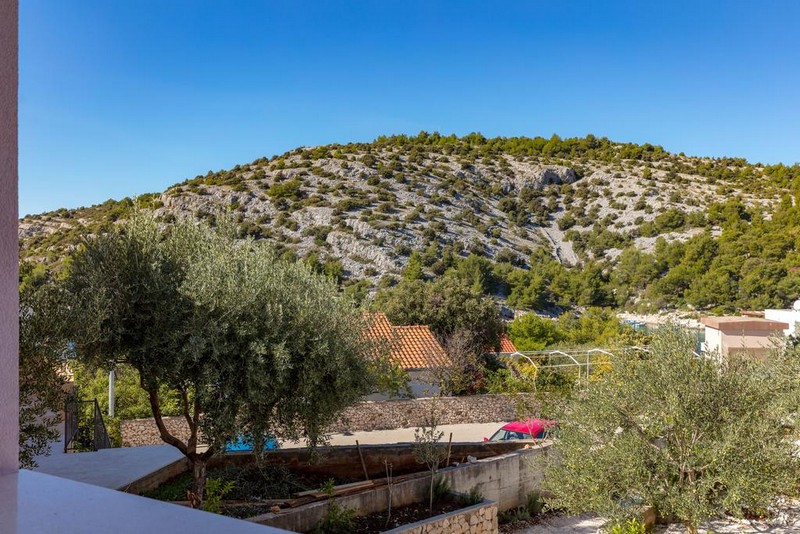 Pohled na středomořské okolí v oblasti Rogoznica, Dalmácie.