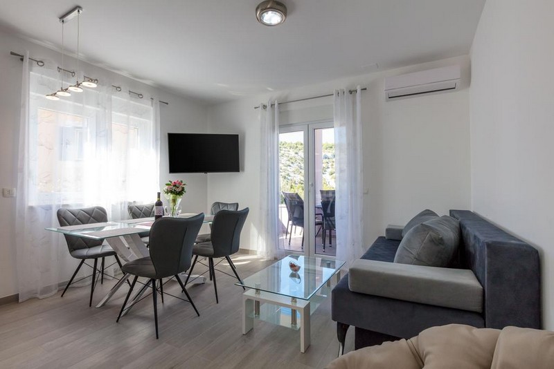 Klimatizovaný obývací pokoj v činžovním domě H1569 u Rogoznice v Chorvatsku - Panorama Scouting.