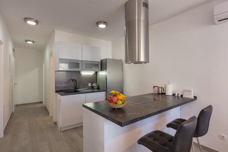 Jídelna a moderní kuchyně domu H1569 v oblasti Rogoznica, Chorvatsko.