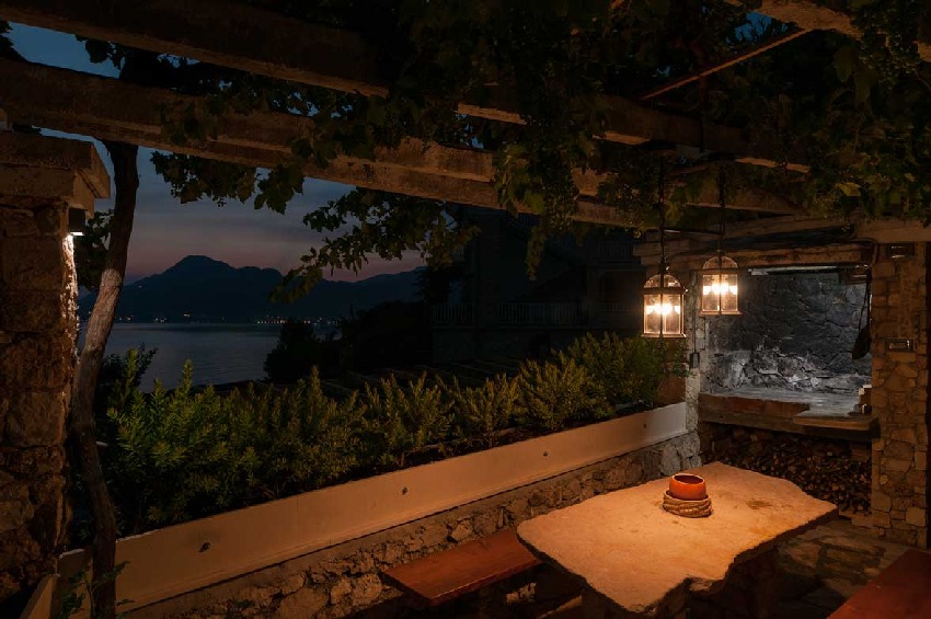 Terasa s výhledem na moře - Dům H1584, na prodej v Omiši v Chorvatsku - Panorama Scouting.