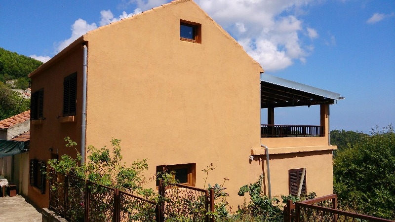 Pohled z ulice na vstupní prostor a stranu domu - koupě rodinného domu v Chorvatsku.