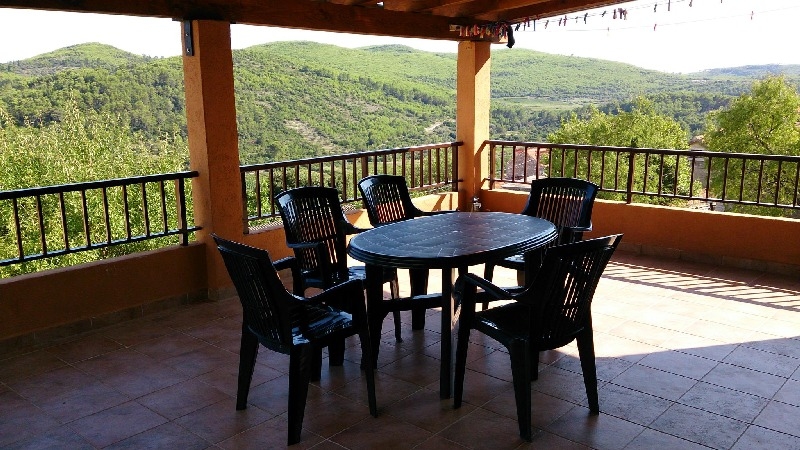 Výhled na zastřešený balkon s krásným výhledem do idylického okolí.