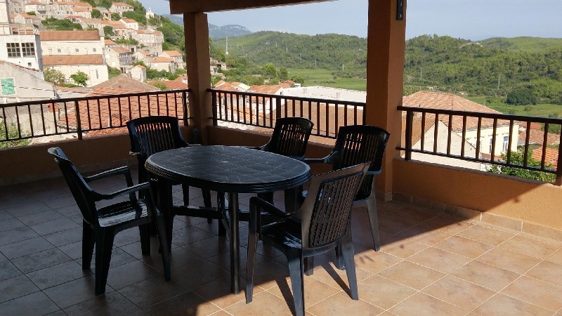 Pohled z krytého balkonu na městečko na ostrově Korčula.