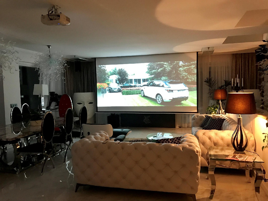 Jedna ložnice ve vile s manželskou postelí a velkým oknem s výhledem na moře.