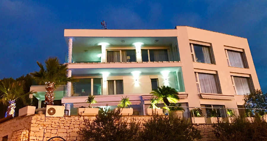 Pohled na volně stojící vanu koupelny v regionu Split.