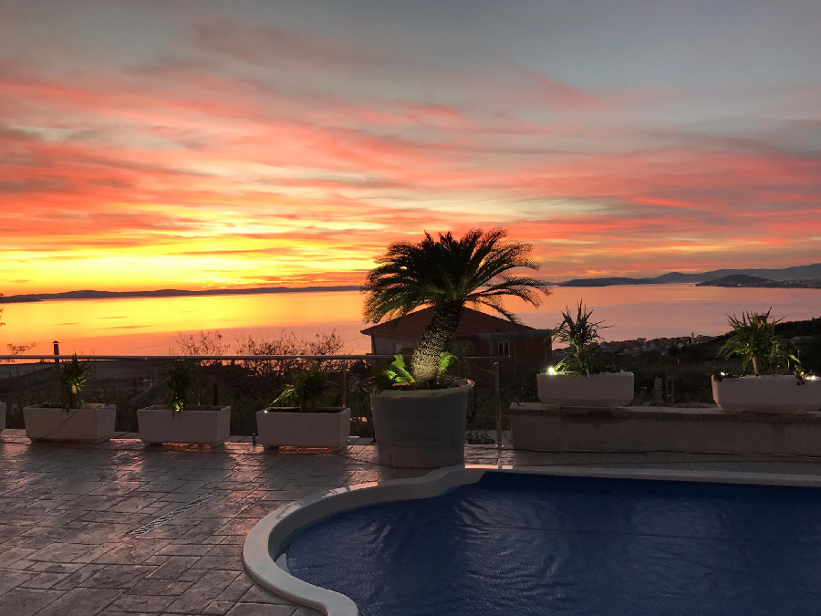 Výhled z ulice na vilu v klidné lokalitě - koupě činžovního domu v Chorvatsku.