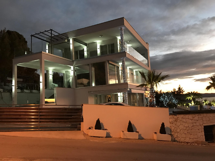 Krytá terasa s vířivkou - vila na prodej Chorvatsko.