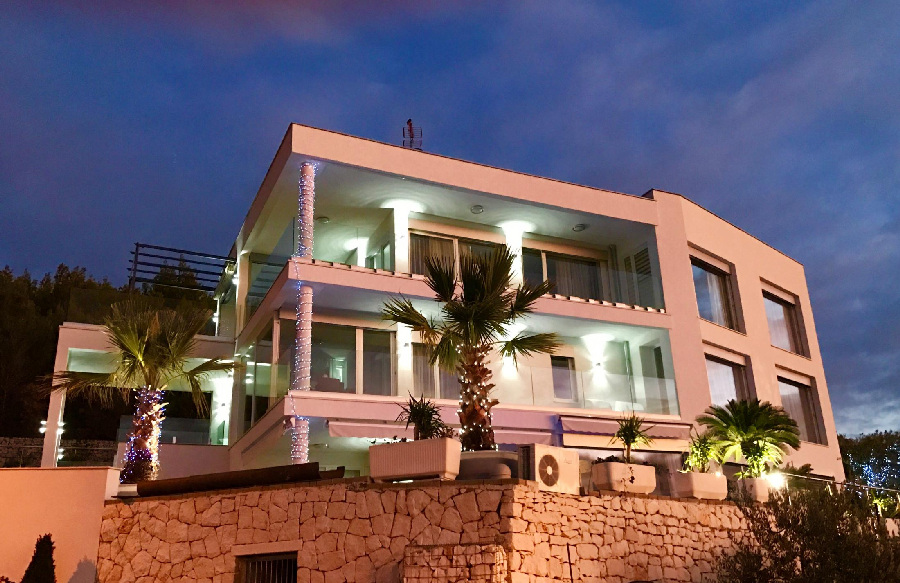 Obývací pokoj v nemovitosti H1604 s velkou pohovkou.