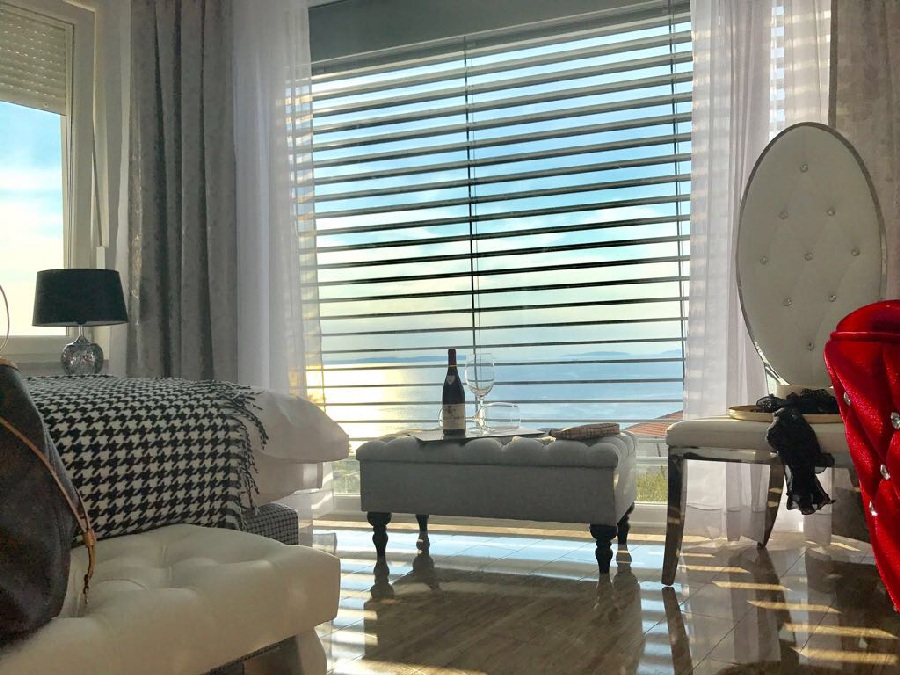 V obývacím pokoji je umělý krb - koupě činžovního domu v Chorvatsku.