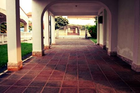 Pohled na příjezdovou cestu a parkovací stání nemovitosti - koupě činžovního domu v Chorvatsku.