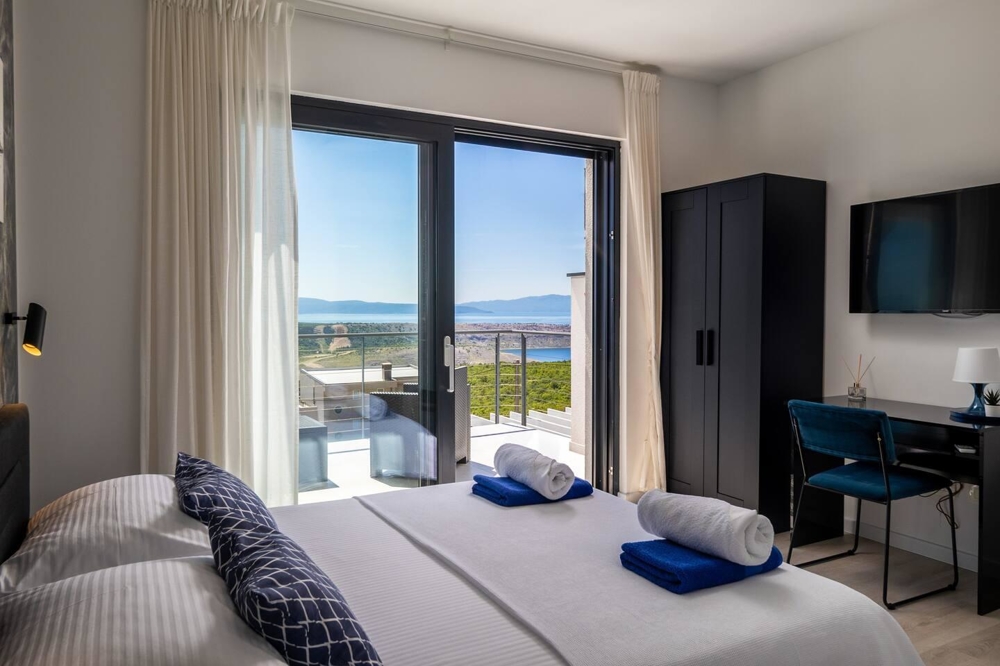 Příjemný bazén v noci.