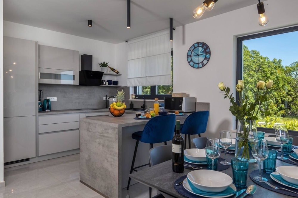 Výhled na bazén a moře z vily H1647, region Crikvenica, Chorvatsko - Panorama Scouting Real Estate.