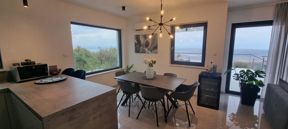 Zadní část vily H1647, která je na prodej v Chorvatsku.