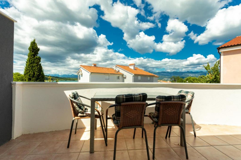 Prostorná terasa s výhledem na moře.