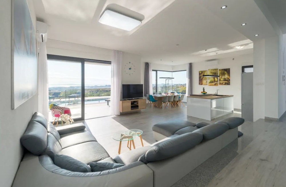 Moderně zařízený obývací prostor nemovitosti H1658 v Chorvatsku, Splitská oblast - Panorama Scouting.