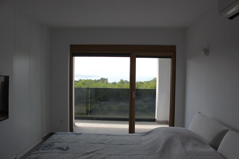 Výhled na moře z ložnice vily H1671 poblíž Malinska v Chorvatsku.