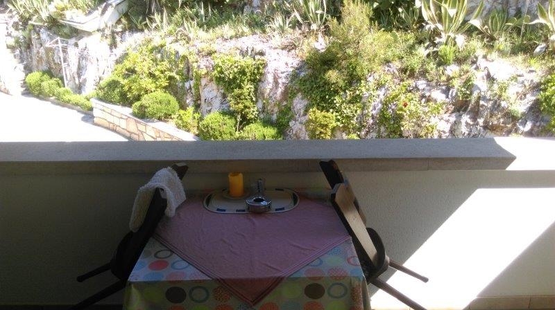 Výhled z balkónu do okolí Středozemního moře.