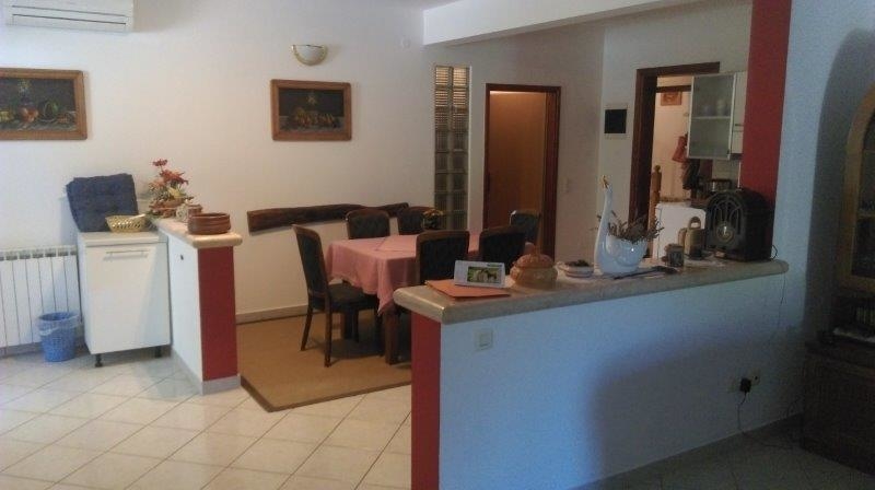 Obývací pokoj s kuchyní a jídelním koutem nemovitosti H1678 na Istrii - Panorama Scouting.