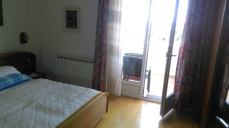 Ložnice se vstupem na terasu objektu H1678, Istrie.