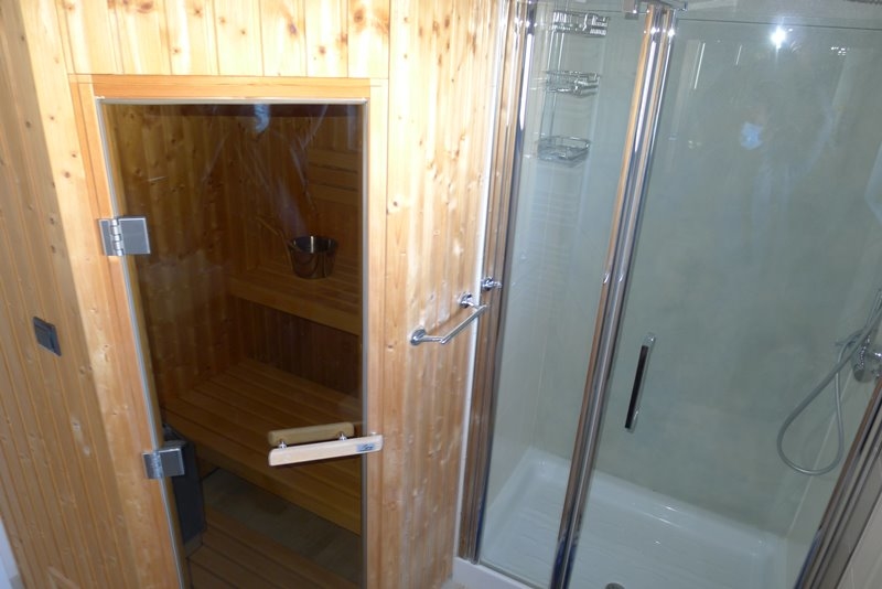 Sauna a připojená sprcha.