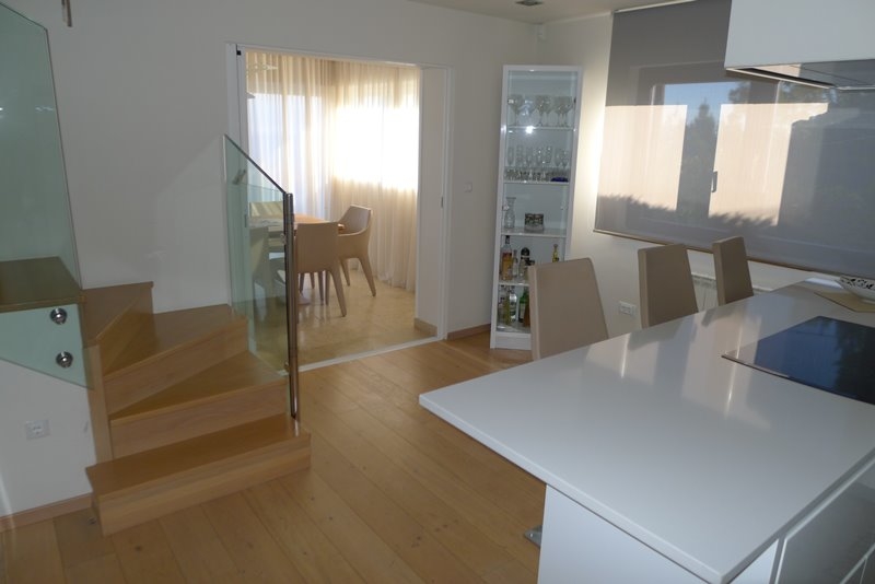 Obývací pokoj a schodiště do horního patra vily H1679.