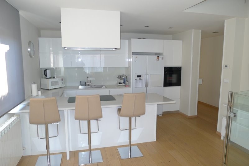 Jídelní kout a kuchyně vily H1679 na prodej v Chorvatsku.