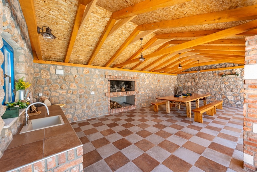 Krásně řešená kuchyně s jídelním koutem na zahradě